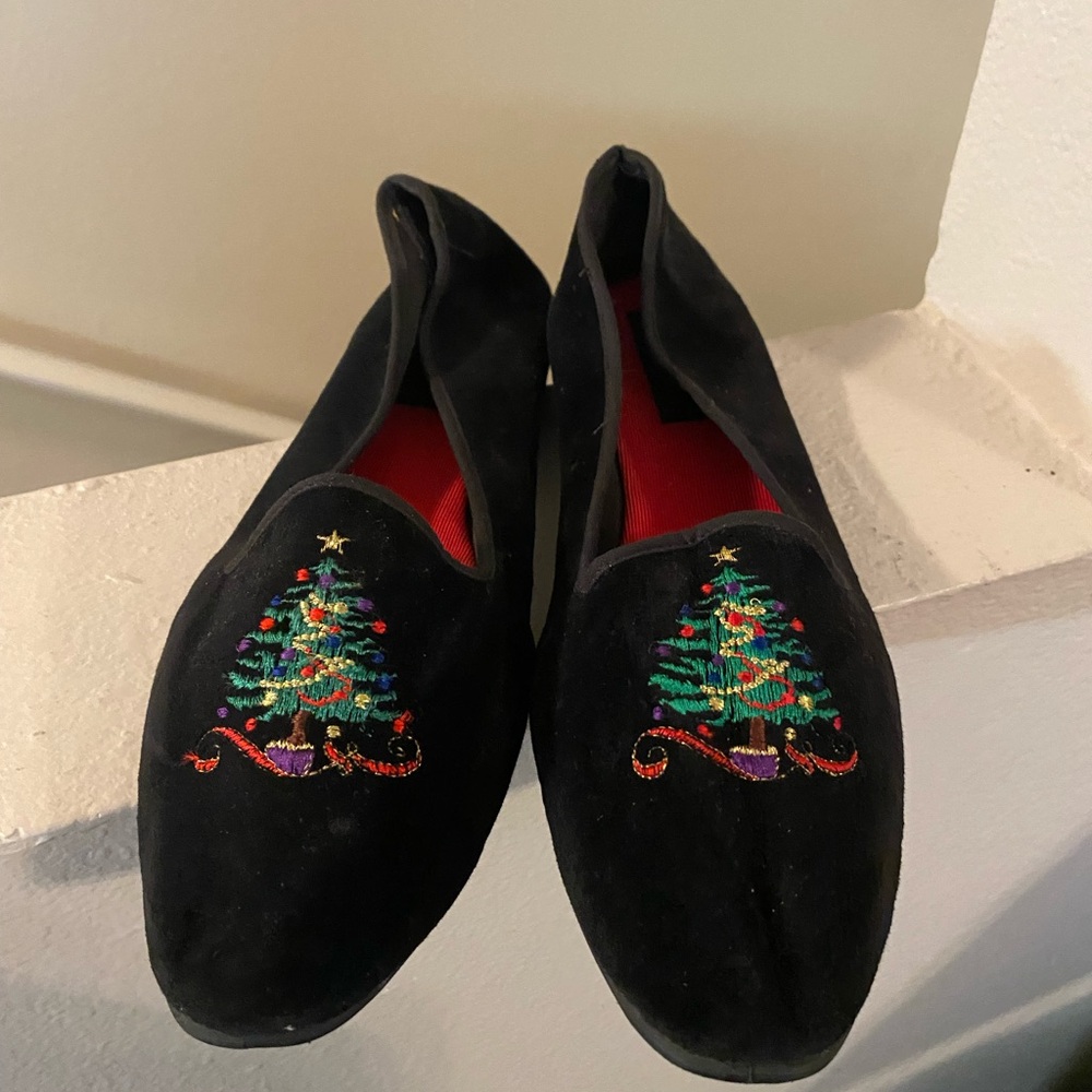 Basic Editions Vintage Women’s Flats. Black with Christmas Tree Embroidery. 11.
